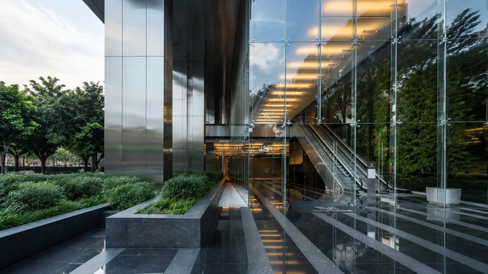 Acceso de edificio corporativo con escaleras eléctricas